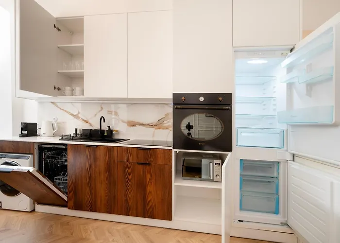 Downtown - Parking, Piotrkowska St Nearby - By Rentujemy